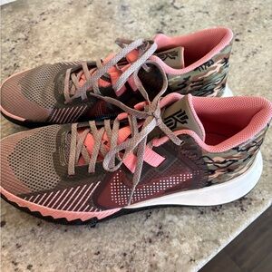 Nike Kyrie Flytrap 5 Moon Fossil Basketball Shoes Men’s 9.5 pink gaze and camo